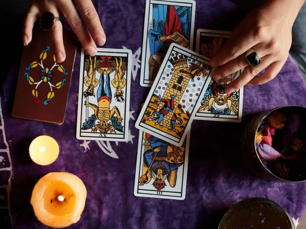 Les secrets de la tarologie : initiation à la lecture des cartes et interprétation des symboles